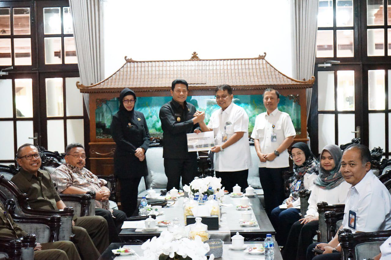 Plt Bupati Subandi bersama Kepala BBWS, Sekda serta jajaran OPD komitmen untuk menangani banjir Sidoarjo. (Ist)