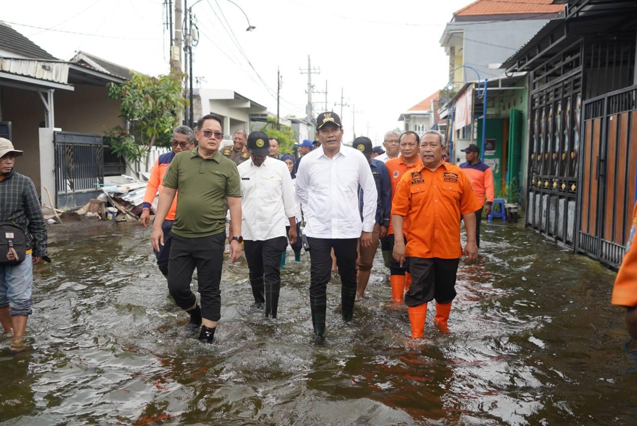 Atasi Banjir, Plt. Bupati Sidoarjo Bersama Pj. Gubernur Jatim Susuri Sungai Mbah Gepuk