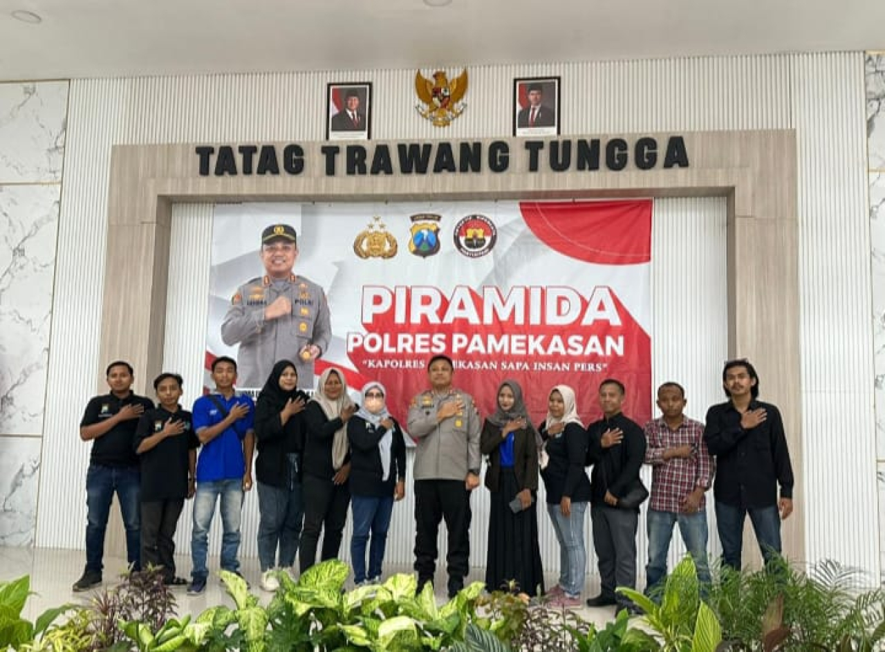 Kapolres Pamekasan bersama insan pers Pamekasan. Ist)