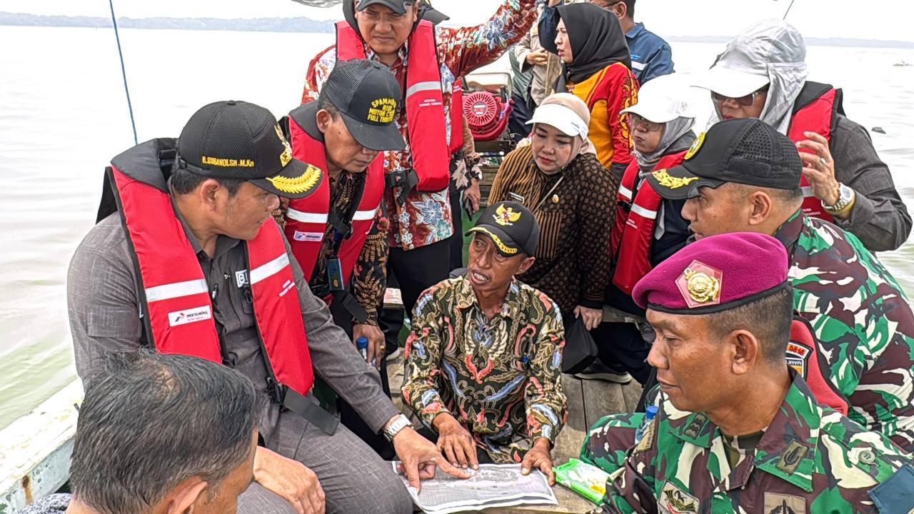 Plt. Bupati Sidoarjo H. Subandi Sidak HGB Laut di Desa Segoro Tambak, Kecamatan Sedati