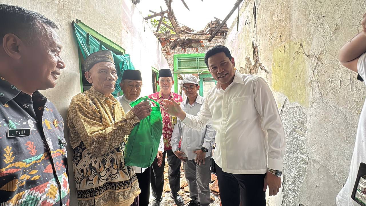 Plt Bupati Subandi bersama Baznas sidak RTLH membantu perbaikan rumah Sarirejo, warga Gisik Cemandi. (Ist)
