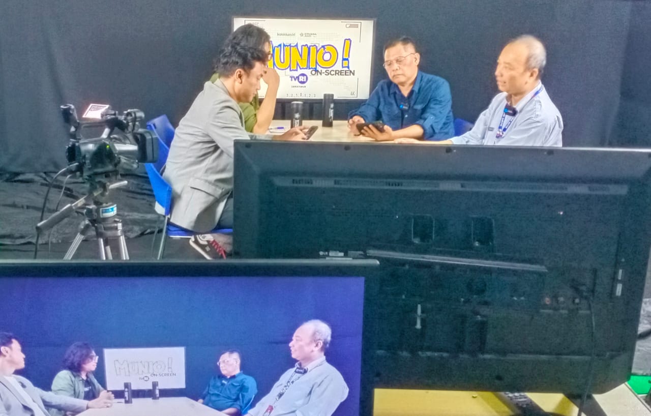 Produser acara “Munio On Screen”, saat berdiskusi. (ist)