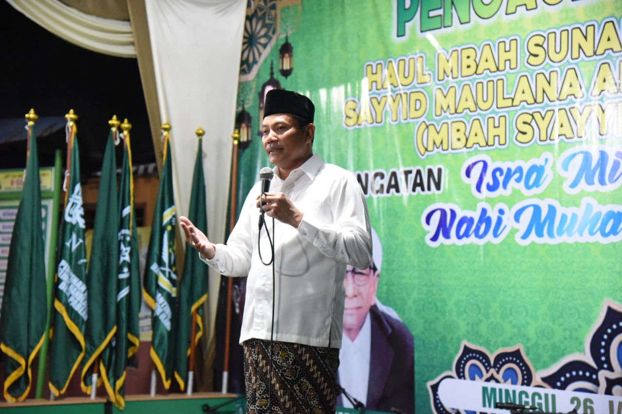 Pkt Bupati Sidoarjo, Subandi menyampaikan sambutan saat menghadiri haul mbah Syaiyyidi dusun Alas Tipis, Desa Pabean Kecamatan Sedati. (Ist)