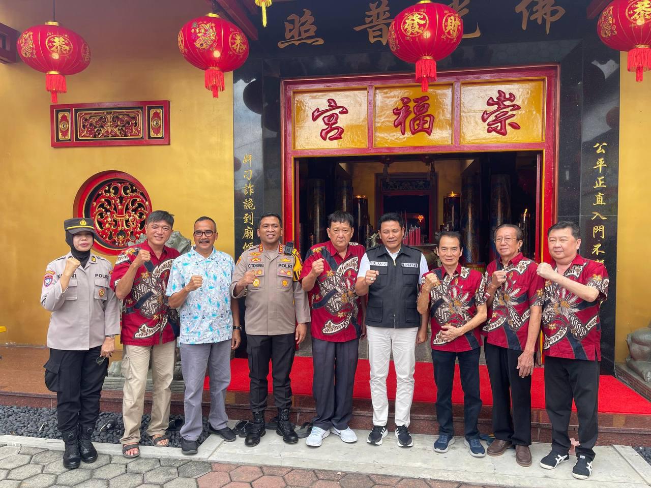 Plt Bupati Subandi bersama forkopimda meninjau dan memastikan klenteng aman dan damai saat ibadah Imlek. (Ist)