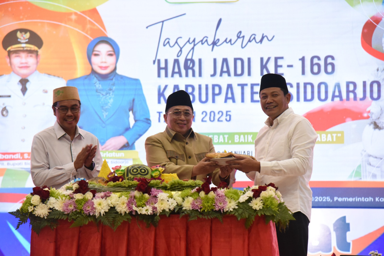 Plt Bupati Subandi bersama Ketua DPRD Sidoarjo Abdillah Nasih menyerahkan potongan tumpeng dalam resepsi tasyakuran Harjasda ke 166 di Pendopo Delta Wibawa Sidoarjo. (Ist)