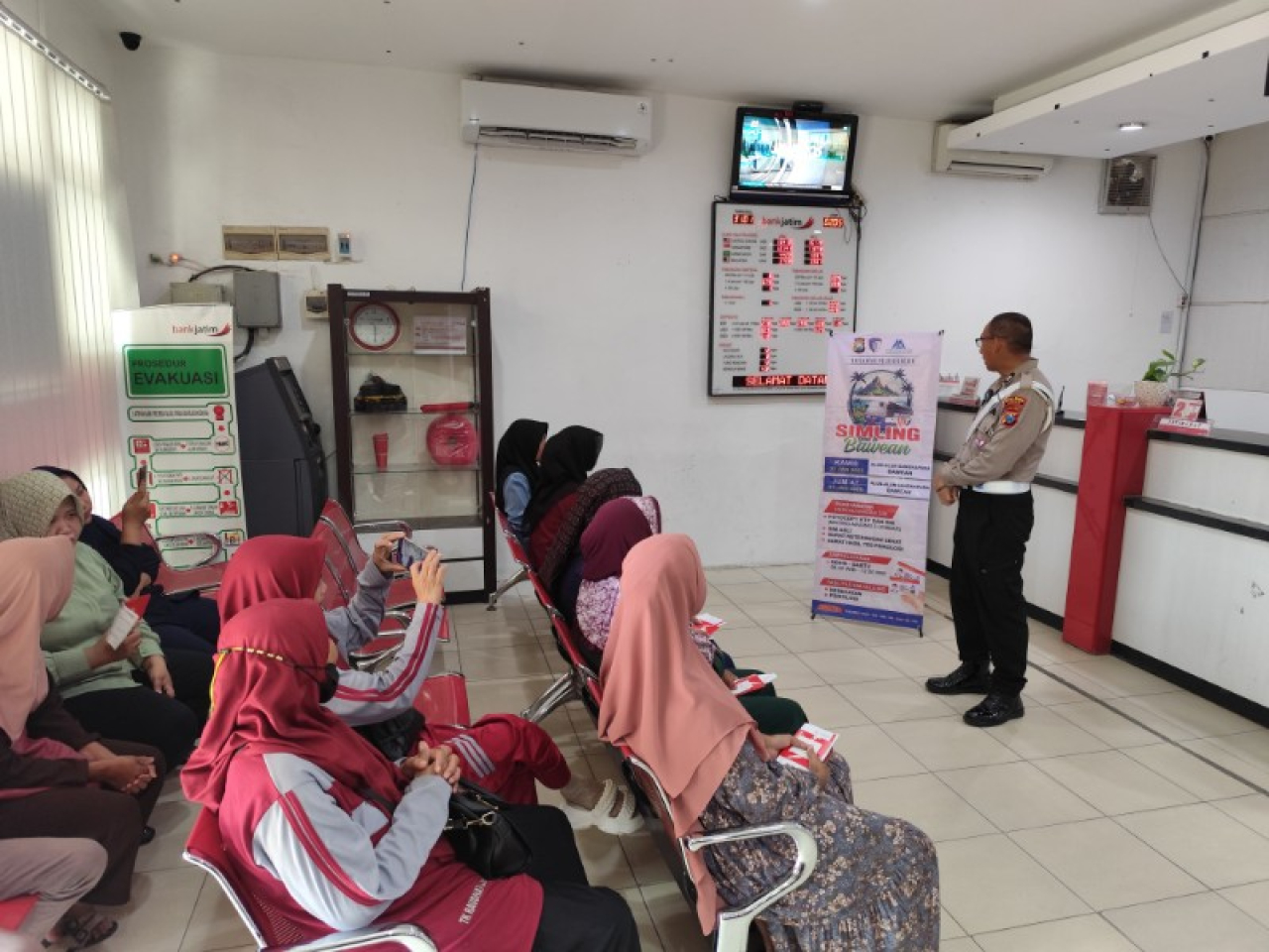 Polres Gresik Berikan Layanan Prima Untuk Masyarakat Bawean, Kirim Layanan Bus SIM Keliling