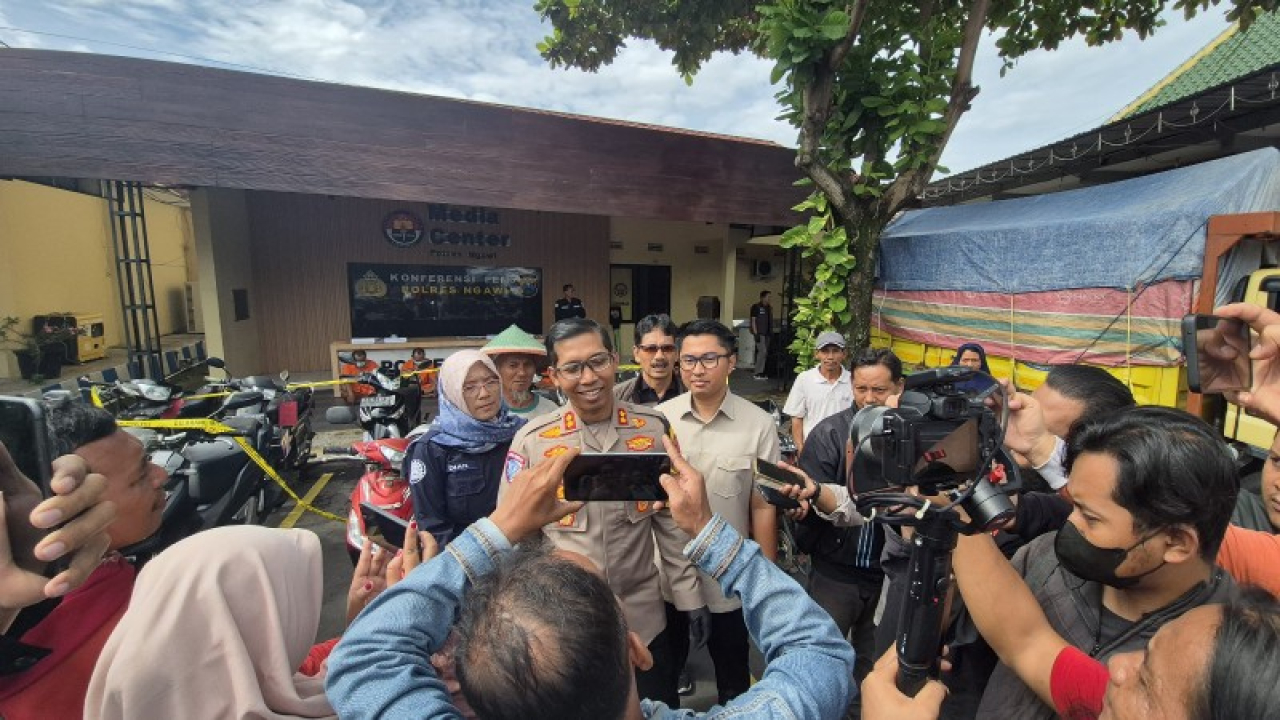 Kapolres Ngawi AKBP Dwi Sumrahadi memberikan keterangan kepada awak media. (ist)