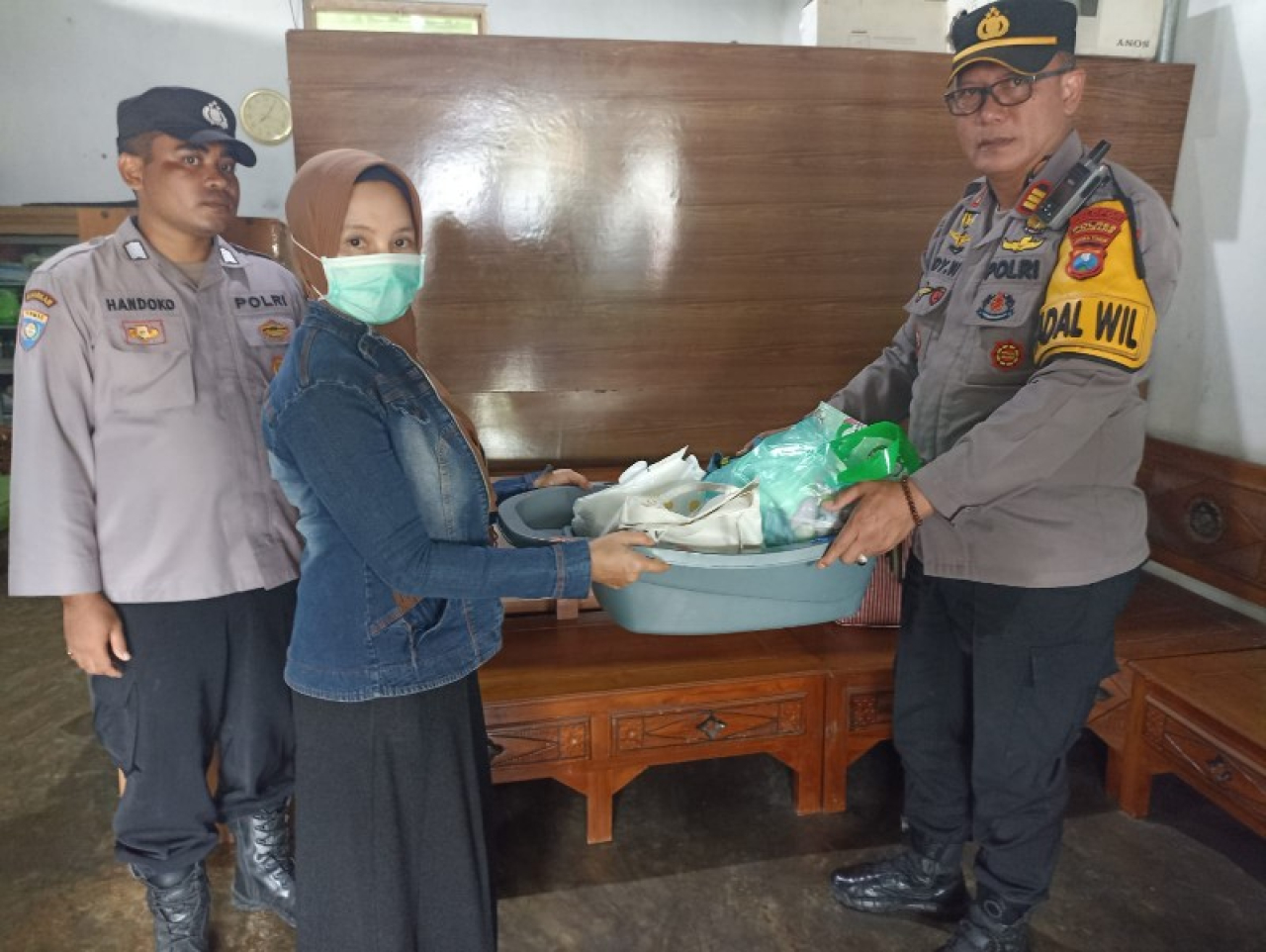 Kasihumas Polres Jombang AKP Kasnasin mengevakuasi bayi yang ditemukan di sebuah warung kosong. (ist)