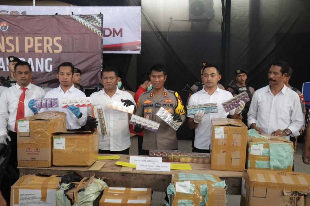 Polres Sampang menunjukkan hasil barang bukti rokok ilegal. (ist)