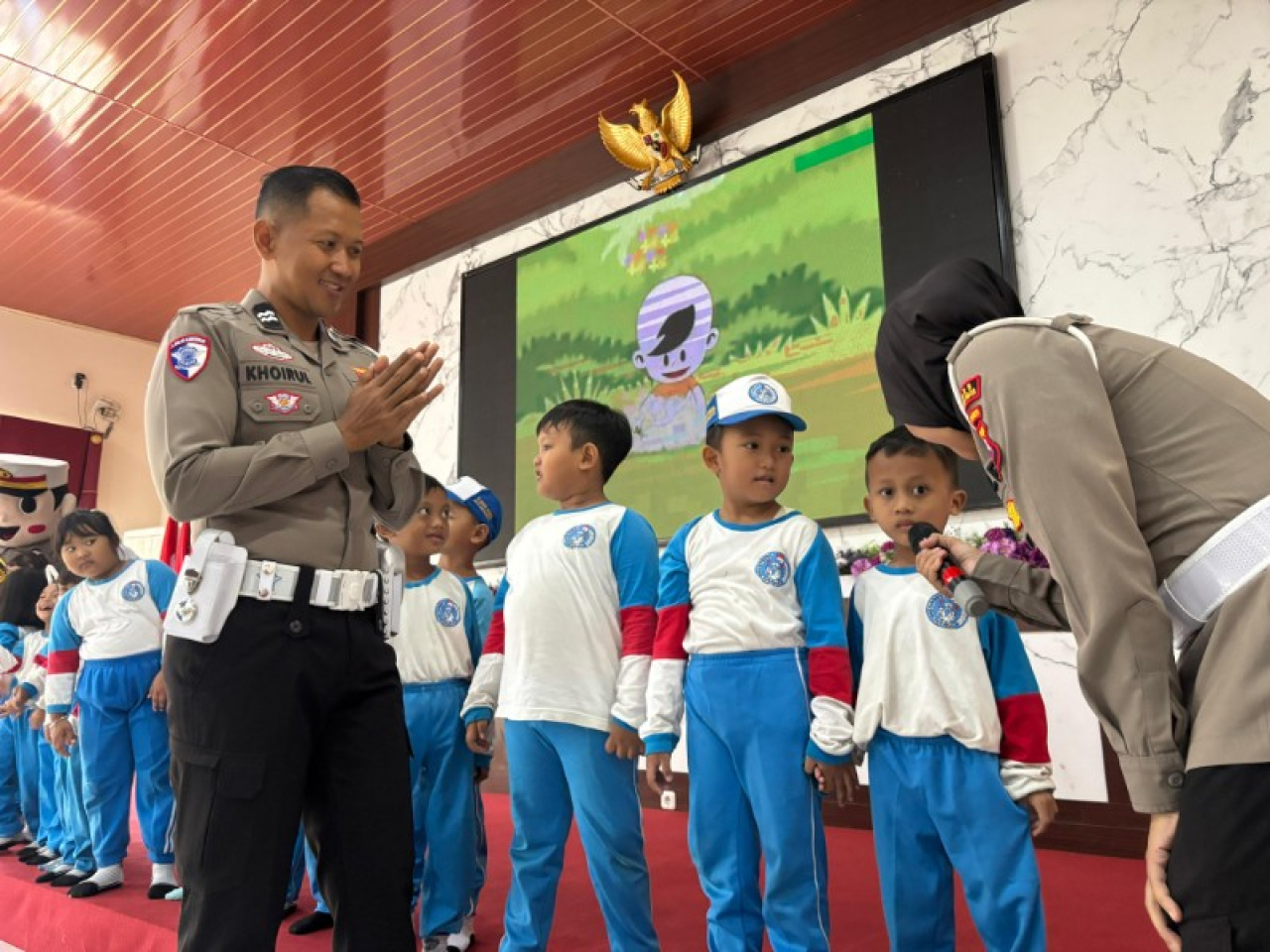 Anggota Satlantas Polres Mojokerto Kota berinteraksi dengan anak-anak TK Negeri Pembina. (ist)