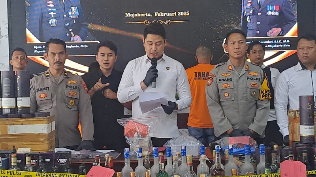 Kasatreskrim Polres Mojokerto Kota AKP Siko Sesaria Putra Suma menjelaskan kronologi pengungkapan kasus miras oplosan. (foto: eko/ B-news.id))