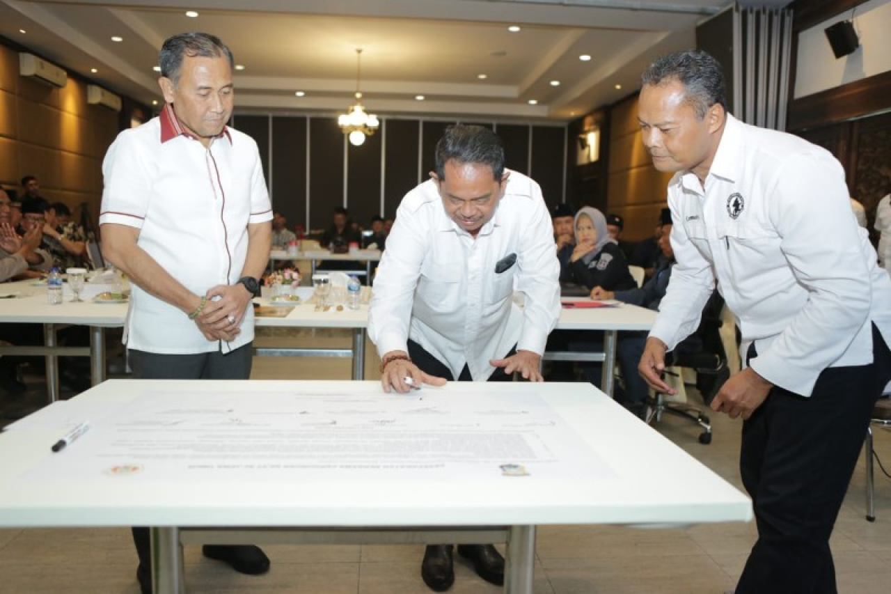 DirIntelkam Polda Jatim Kombes Pol. Nanang Juni Mawanto menandatangani kesepakatan dengan para Ketua Pencak Silat Se-Jatim. (ist)