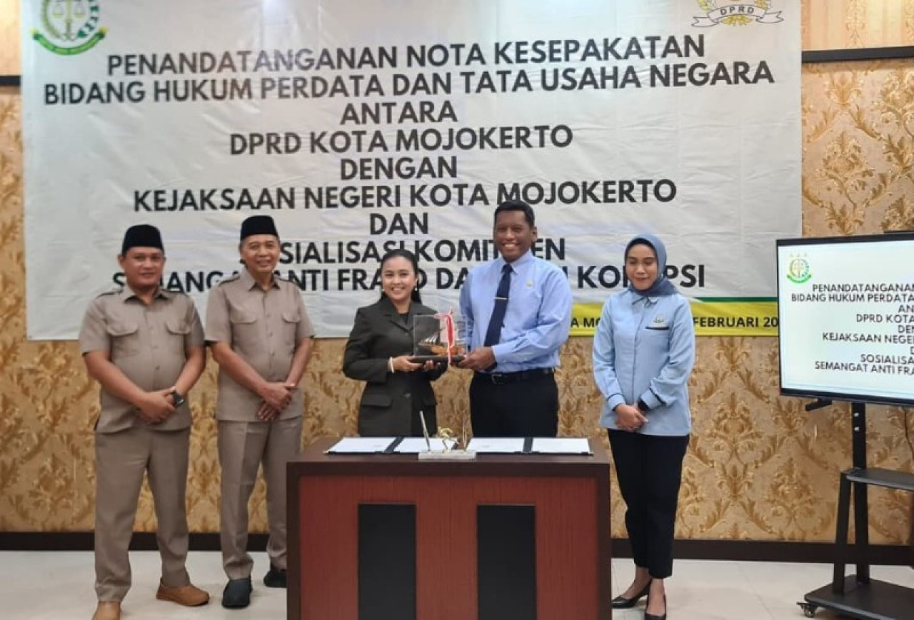 Ketua DPRD Kota Mojokerto Ery Purwabti dan Kepala Kejaksaan Negeri Bobby Ruswin secara resmi lakukan MoU terkait pendampinan pelayanan hukum. (ist)