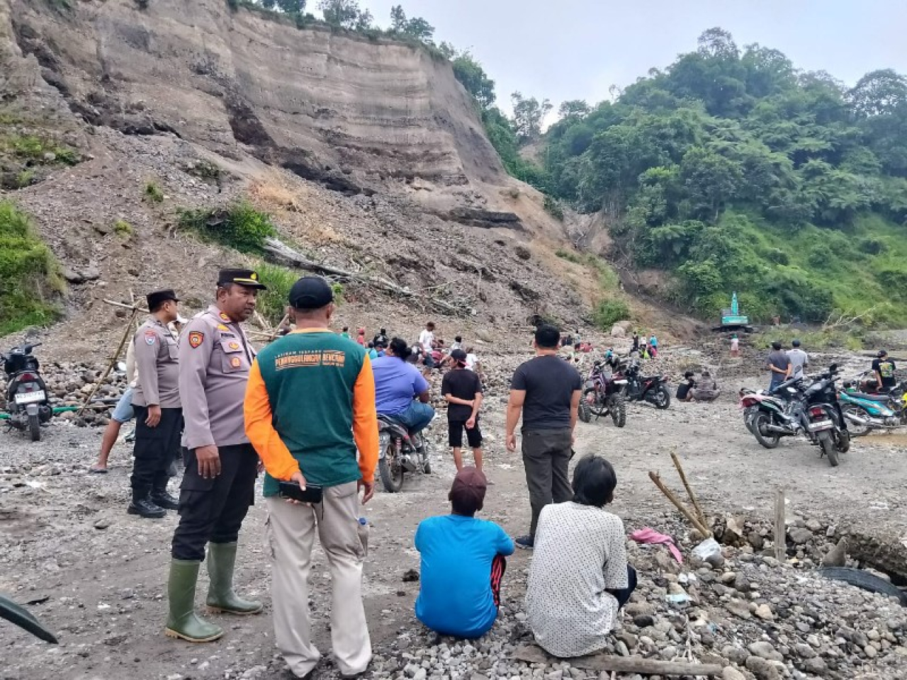 Dua Penambang Pasir di Kaliputih Tertimbun Longsor, Pencarian Masih Berlangsung. (ist)