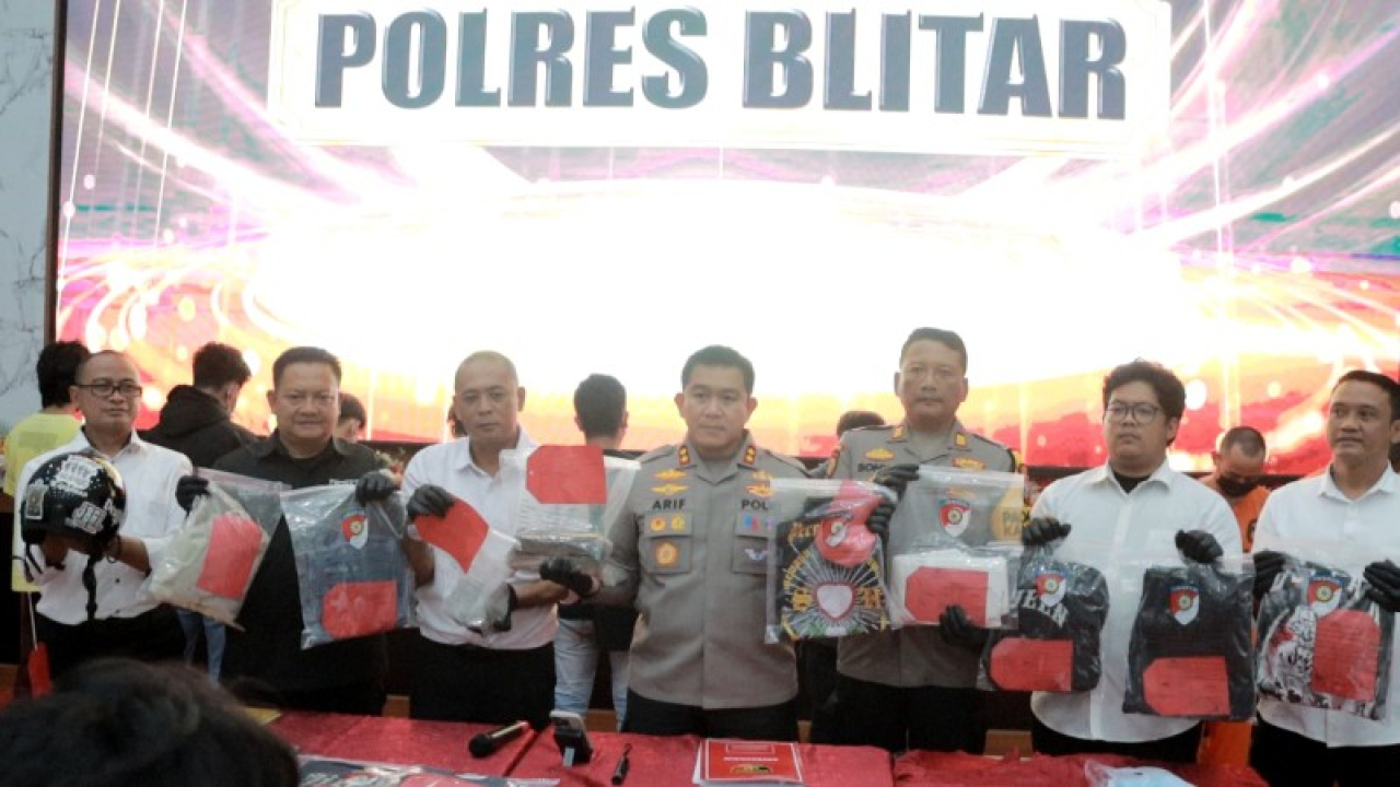 Kapolres Blitar AKBP Arif Fazluurrahman saat konferensi pers.(ist)