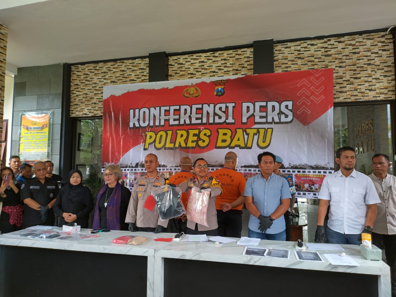 Kapolres Batu, AKBP Andi Yudha Pranata didampingi Kasat Reskrim, AKP Rudi Kuswoyo, menunjukkan barang bukti uang Rp 150 juta, saat konferensi pers di Mapolres Batu.(ist)