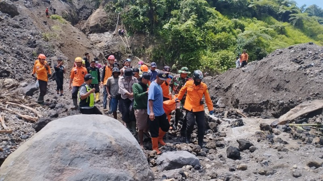 Tim gabungan berhasil menemukan korban kedua longsor Kaliputih. Tampak petugas sedang mengevakuasi korban. (ist)