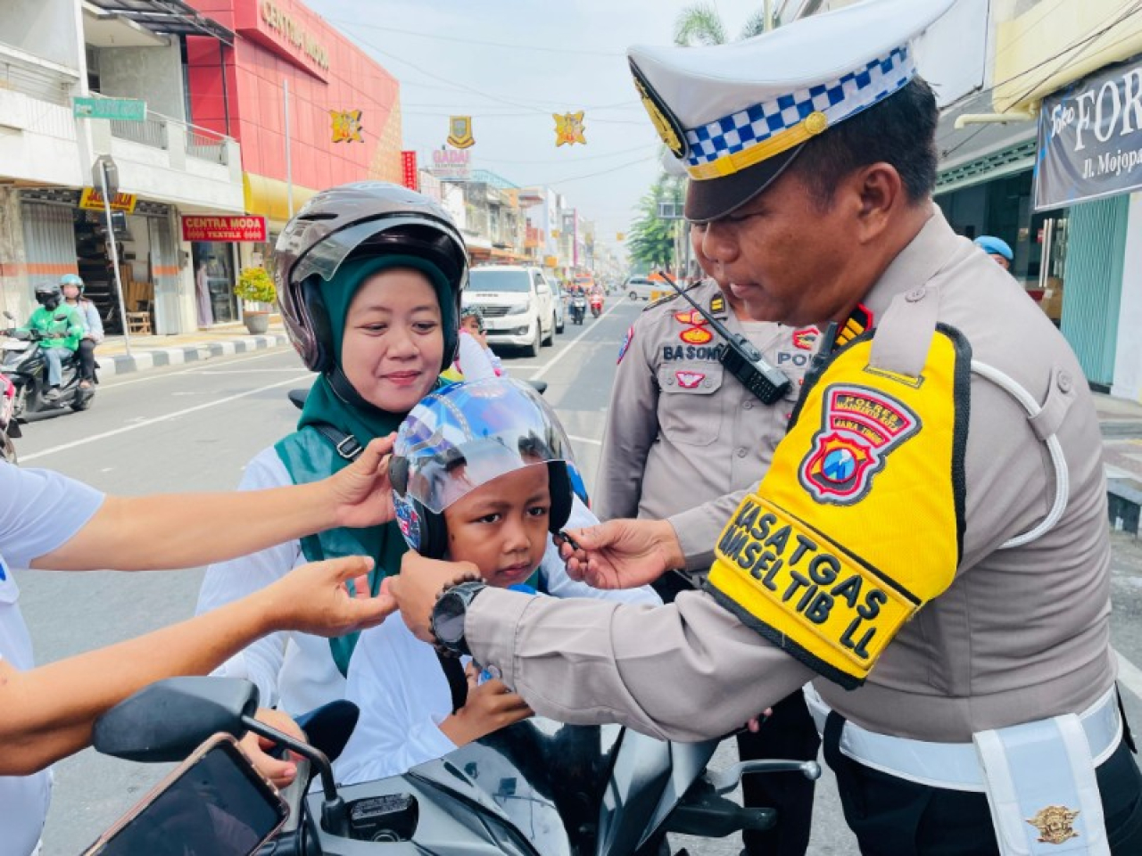 Tingkatkan Kesadaran Patuh Berlalulintas, Polres Mojokerto Kota Bagikan Helm dan Snack