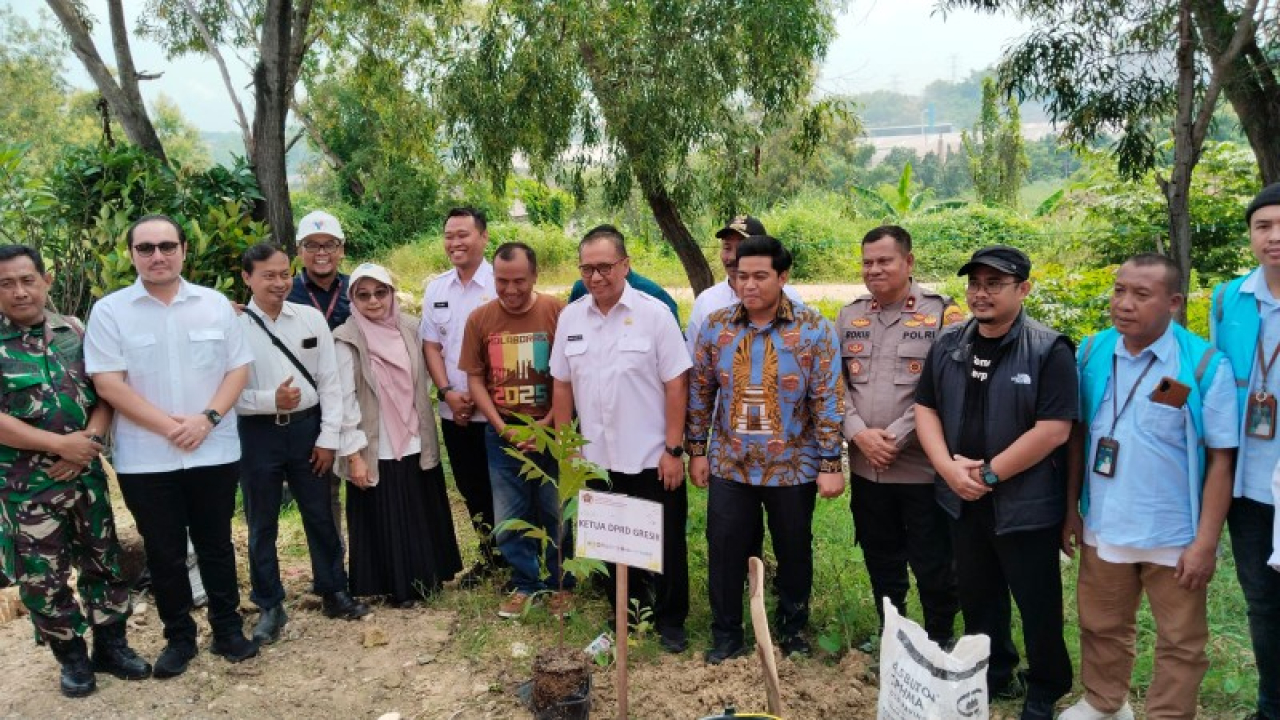 Ketua DPRD Gresik, Sekkab, Kepala DLH, Ketua PWI dan perwakilan perusahaan saaat tanam pohon. (ist)