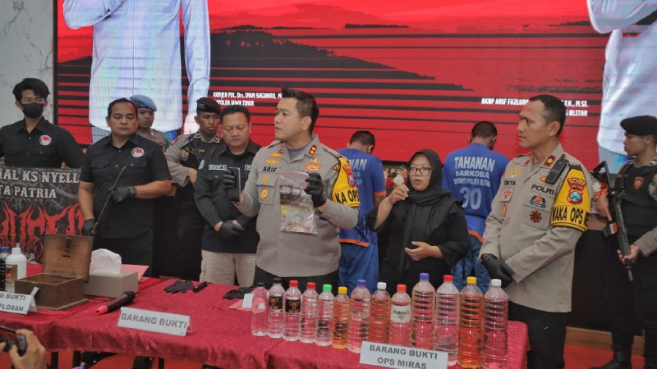 Polres Blitar ungkap perdagangan miras ilegal berkedok toko jamu. (ist)
