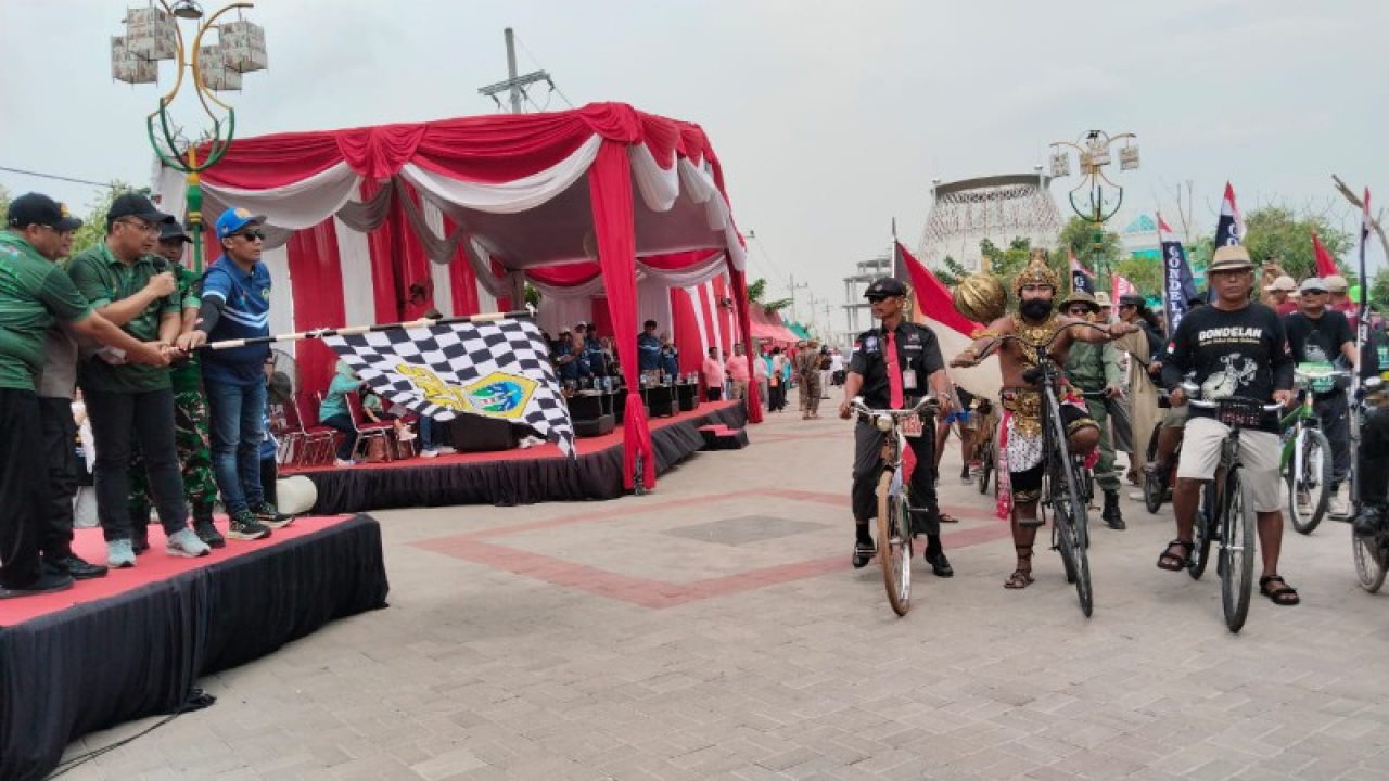 Wakil Bupati Gresik melepas gerak jalan dengan bendera start.(ist)