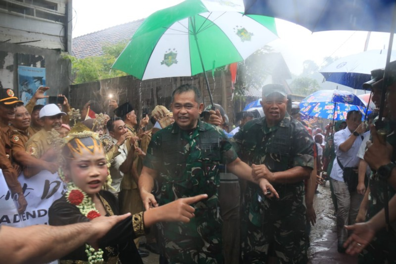 Atasi Kesulitan Air Bersih, KSAD Resmikan Bantuan Sumur Bor di Desa Simongagrok