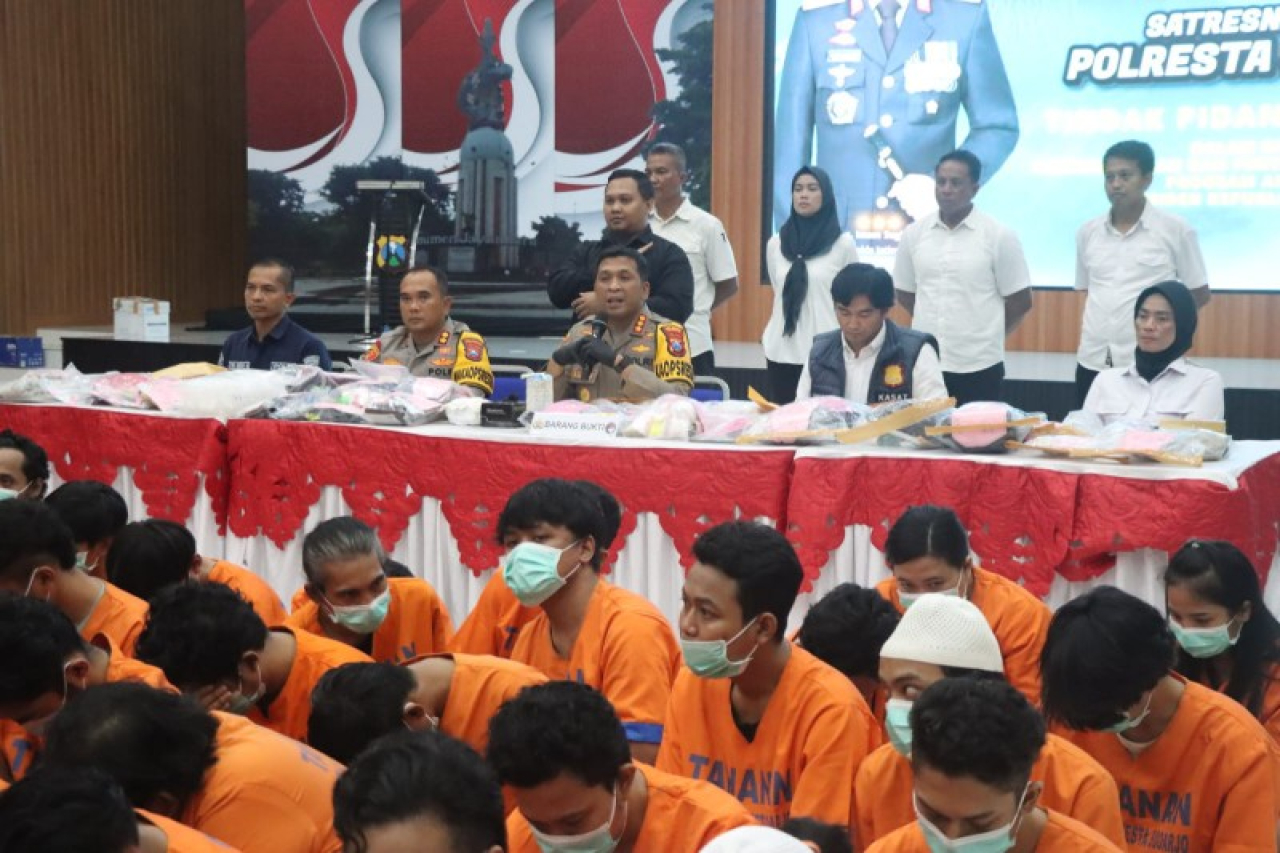 Kapolresta Sidoarjo Kombes Pol. Christian Tobing saat konferensi pers dengan menunjukkan 134 tersangka. (ist)