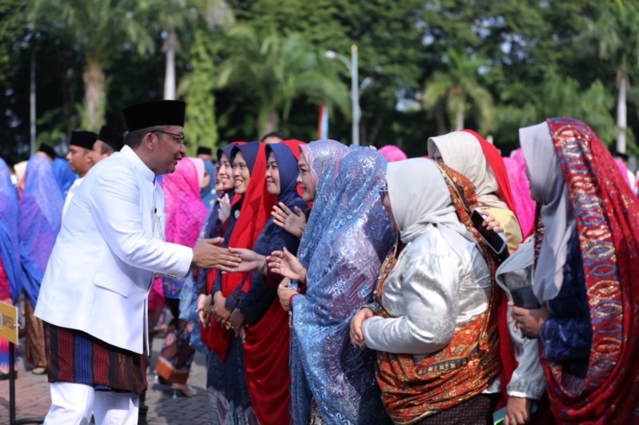 Wakil Bupati Gresik dan peserta upacara HUT Pemkab dengan balutan busana khas Gresik  (ist)