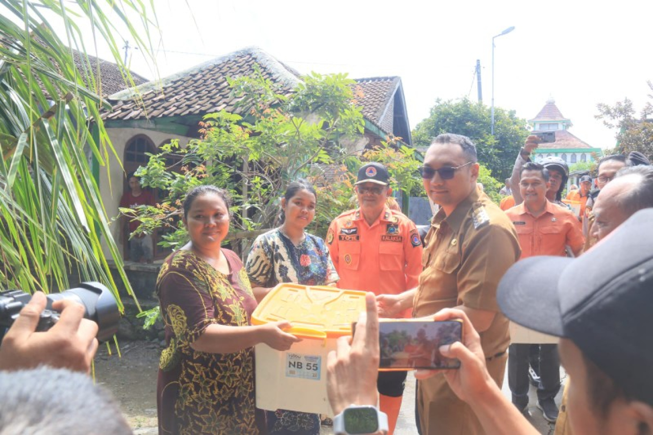 Wabup Mojokerto Rizal Octavian memberikan bantuan sembako kepada warga terdampak banjir di Dawarblandong. (ist)