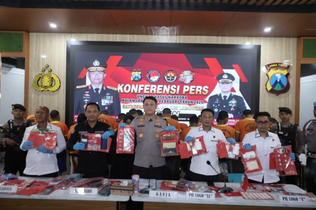 Kapolres Lamongan AKBP Bobby A Condroputra SH., SIK., MSi. dalam konferensi pers . (ist)
