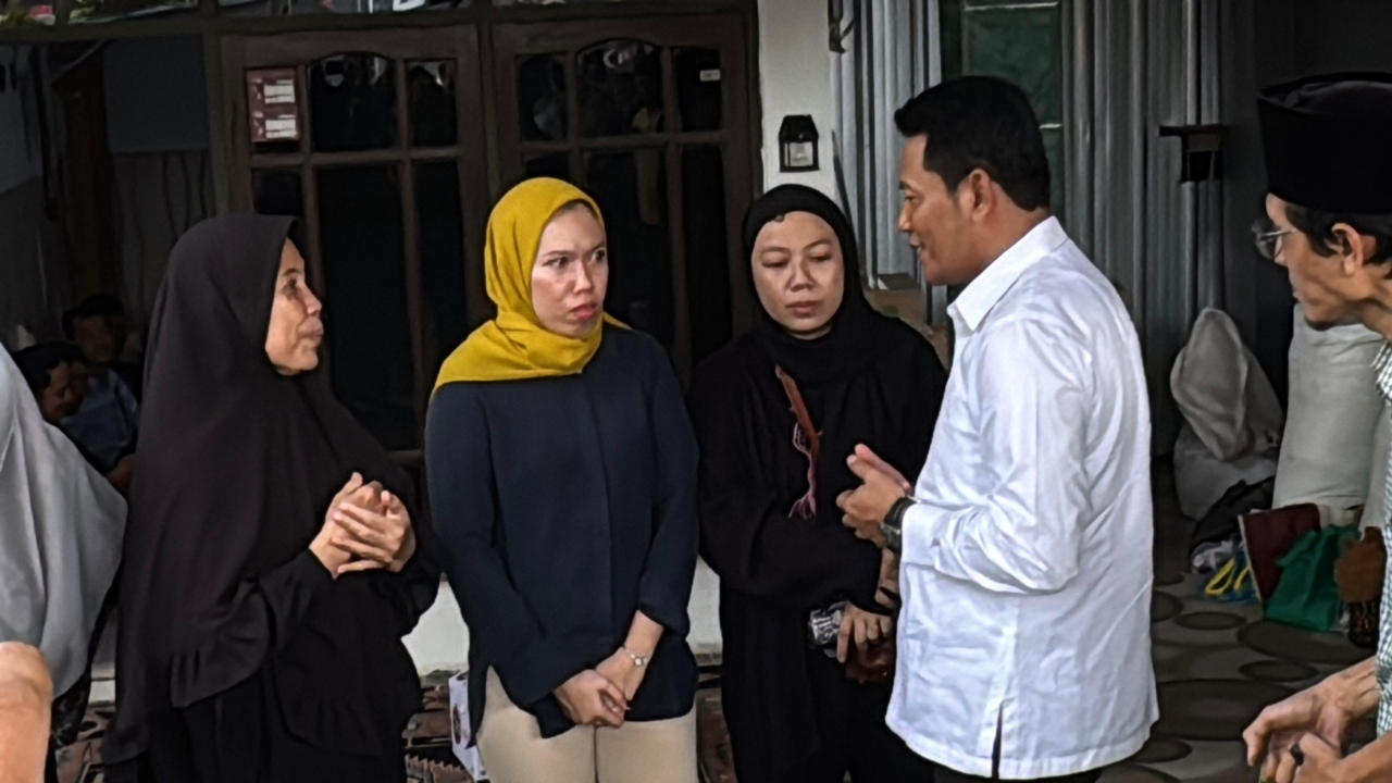 Plt Bupati Sidoarjo, Subandi, mengunjungi rumah duka Nafiri Arimbi Maharani, salah satu korban meninggal dalam kecelakaan bus rombongan SMAN 1 Porong.(ist)