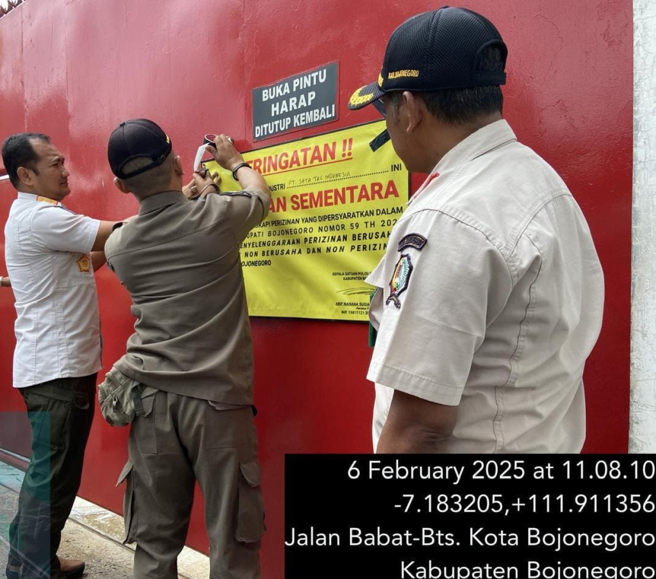 Satpol bersama tim terpadu segel pabrik pengolahan tembakau di kecamatan Kapas.