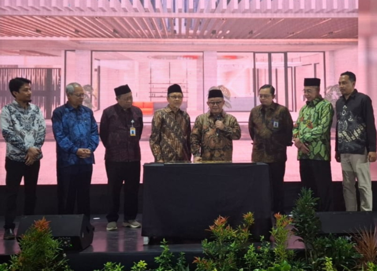 Keterangan foto : Mendikdasmen Prof. Dr. Abdul Mu’ti (memegang mikrofon) menghadiri School Innovator Summit 2025, sekaligus menandatangani prasasti peresmian gedung SMP-SMA SAIM Surabaya, Sabtu (8/2) siang.