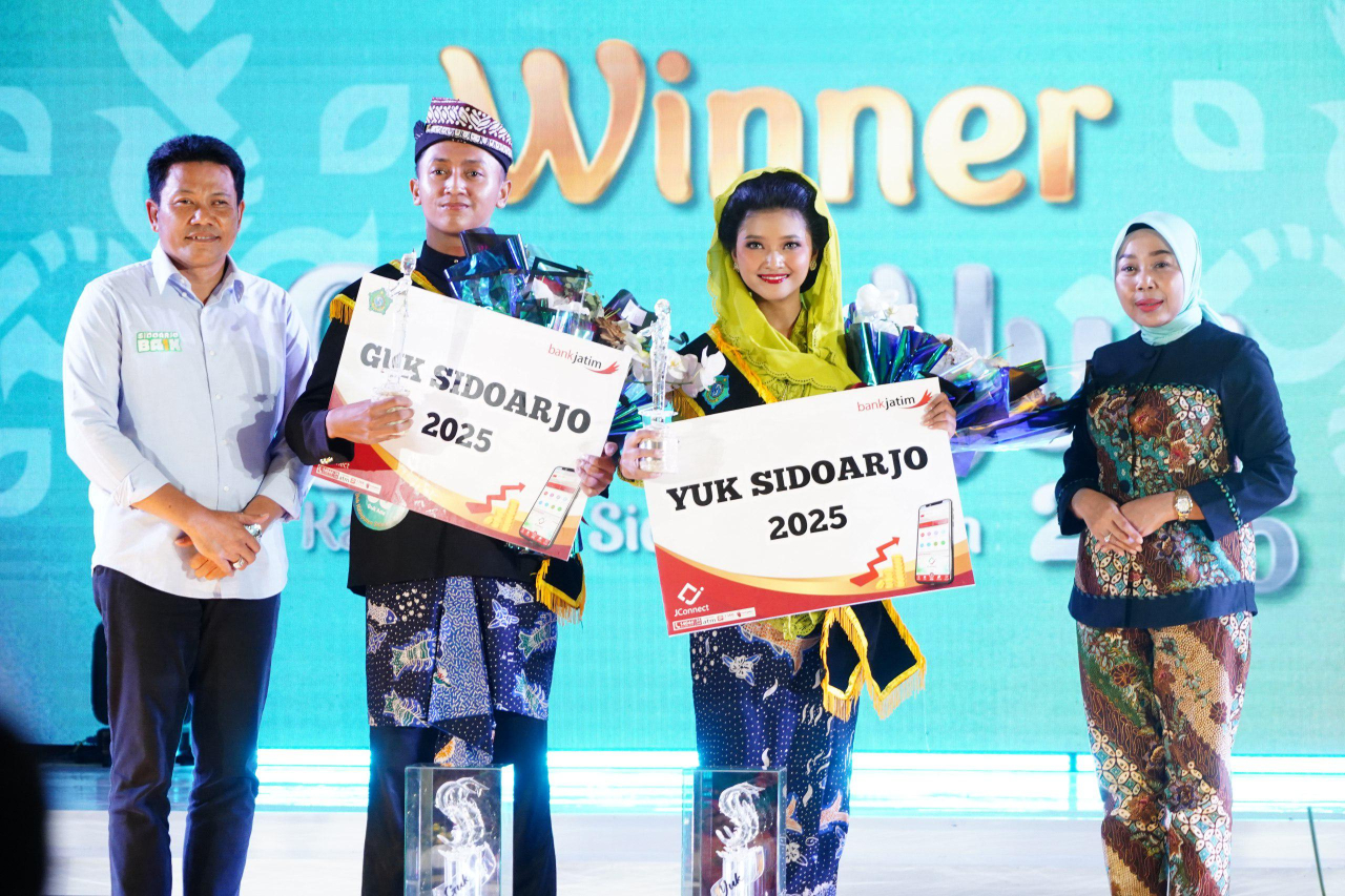 Guk Ade dan Yuk Bila bertogo dengan Plt Bupati Sidoarjo Subandi dan kini mengemban amanah besar sebagai duta wisata. (Ist)