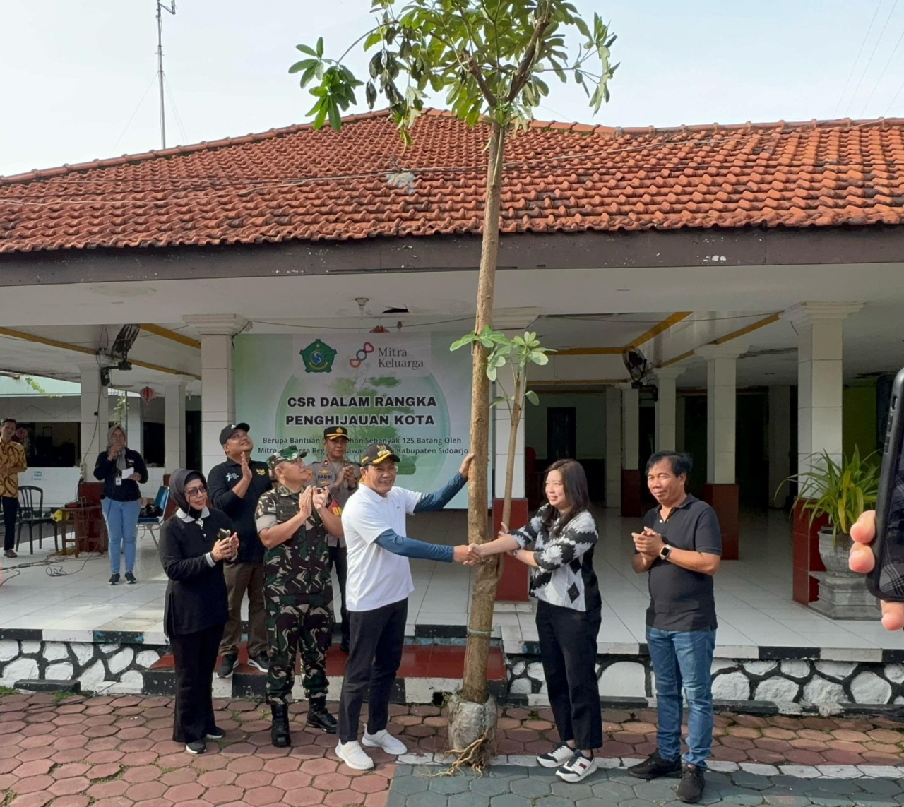 Plt Bupati Sidoarjo Subandi, tanam pohon pule, hasil CSR dari mitra keluarga regional Jawa Timur. (Ist)