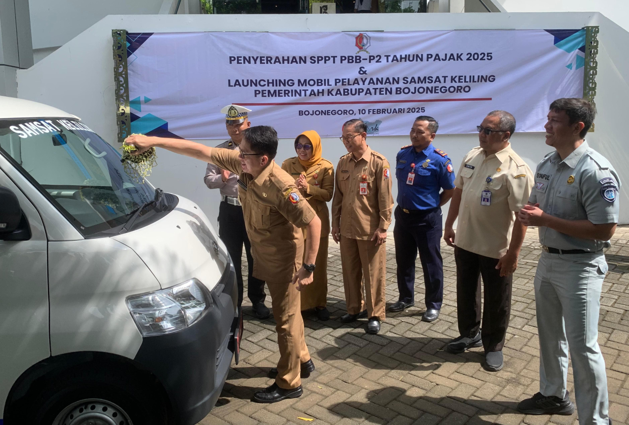 Pj Bupati Bojonegoro secara, simbolis menyerahkan mobil lanayan samsat keliling. (Ist)