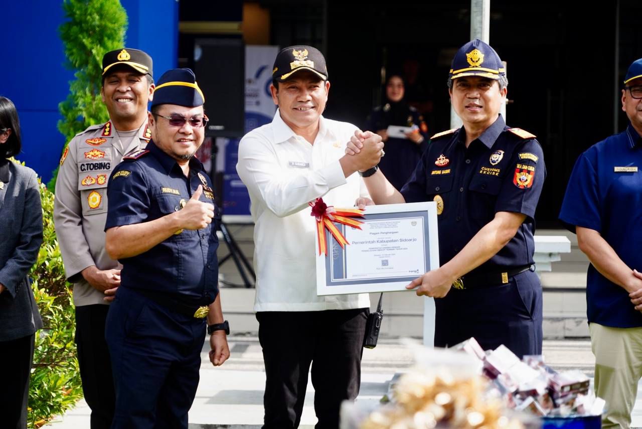 Plt Bupati Sidoarjo terima penghargaan dari bea cukai.(ist)