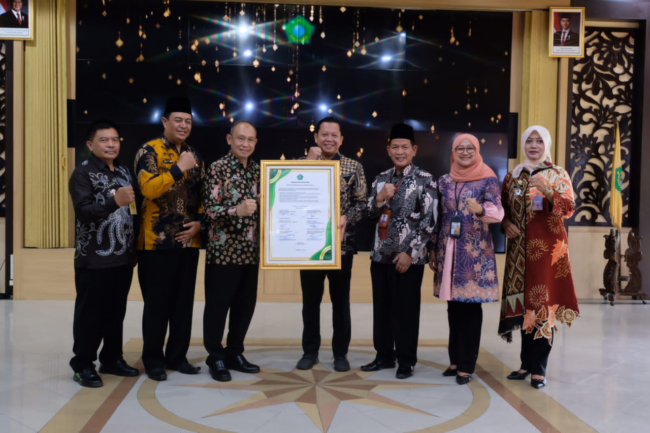 Asisten administrasi dan Umum Sekkab Sidoarjo,, dr Atok Irawan bersama para OPD saat sosialisasi tertib arsip. (Ist)