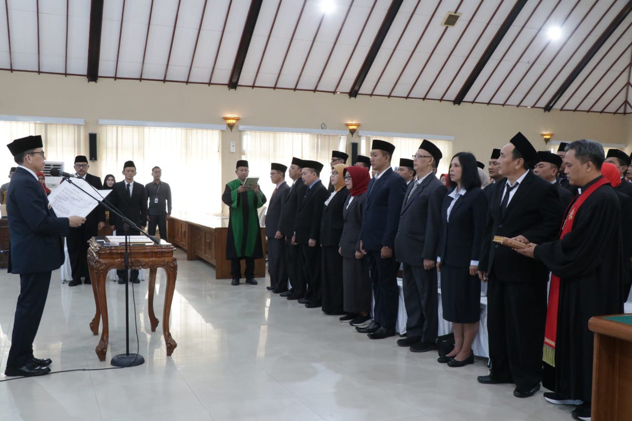 Pj Bupati Bojonegoro melantik dan mengambil sumpah jabatan ASN di gedung Angling Dharma Pemkab Bojonegoro, Jumat (14/2/2025)