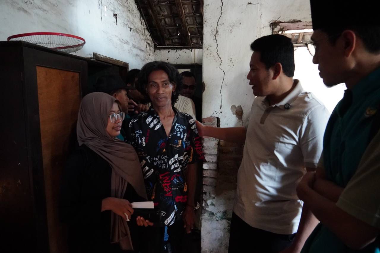 Plt Bupati Sidoarjo, Subandi sidak rumah tidak layak huni salah satu warganya. (Ist)