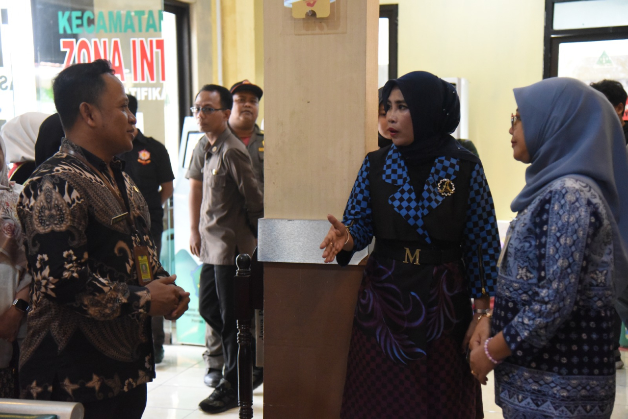 Wakil Bupati Sidoarjo, Mimik Idayana saat sidak ke Puskesmas. (Ist)