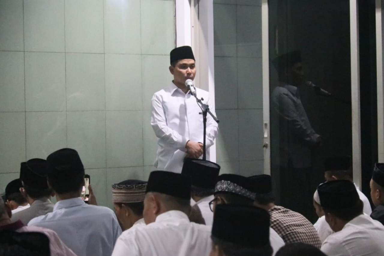 Bupati Mojokerto Muhammad Al Barra saat memberikan sambutan dalam taraweh bersama ASN di Masjid Baiturrahman. (ist)