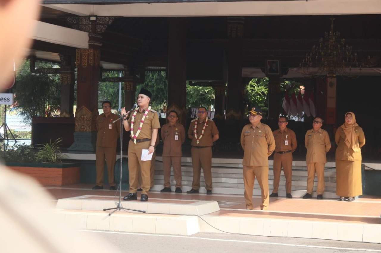 Bupati Mojokerto Gus Barra tegaskan visi misi dan tampik rumor jual beli jabatan dalam apel perdana (ist)