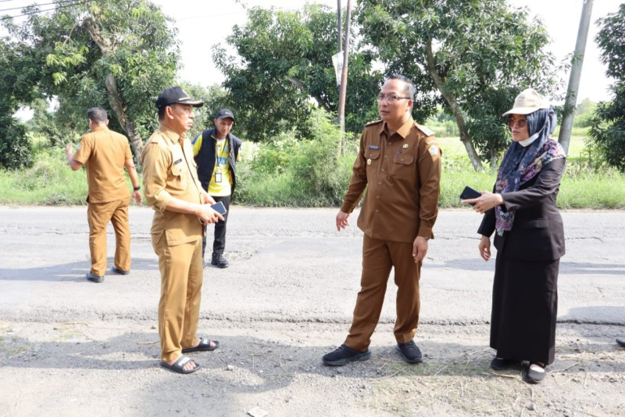 Wakil Bupati Gresik, Kepala PUTR, Camat Balongpanggang mengecek jalan rusak untuk segera diperbaiki. (ist)