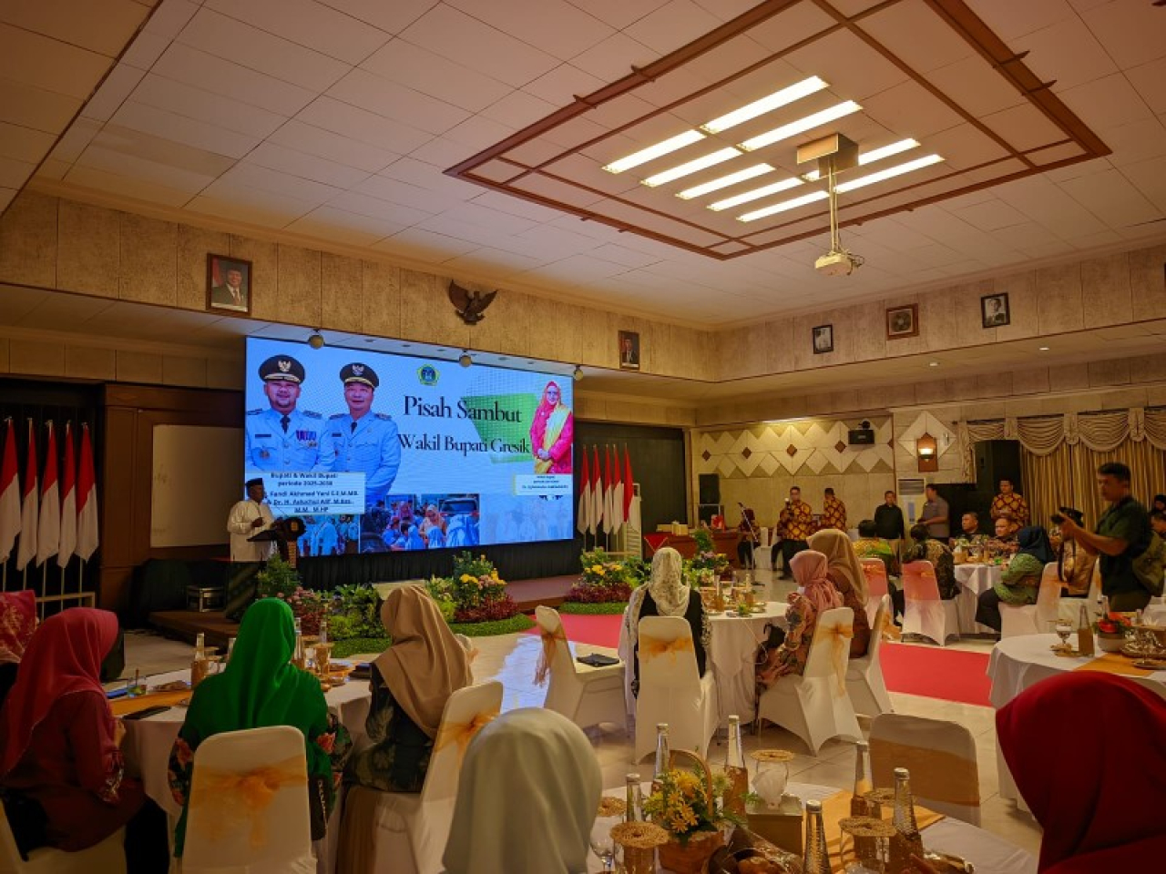 Ketum MUI Gresik memberikan tausiyah saat pisah sambut wabup. (ist)