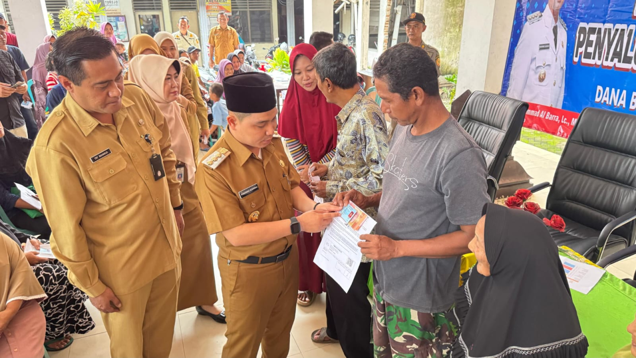 Bupati Gus Barra pastikan bansos yang diterimakan kepada KPM utuh tidak ada potongan. (ist)