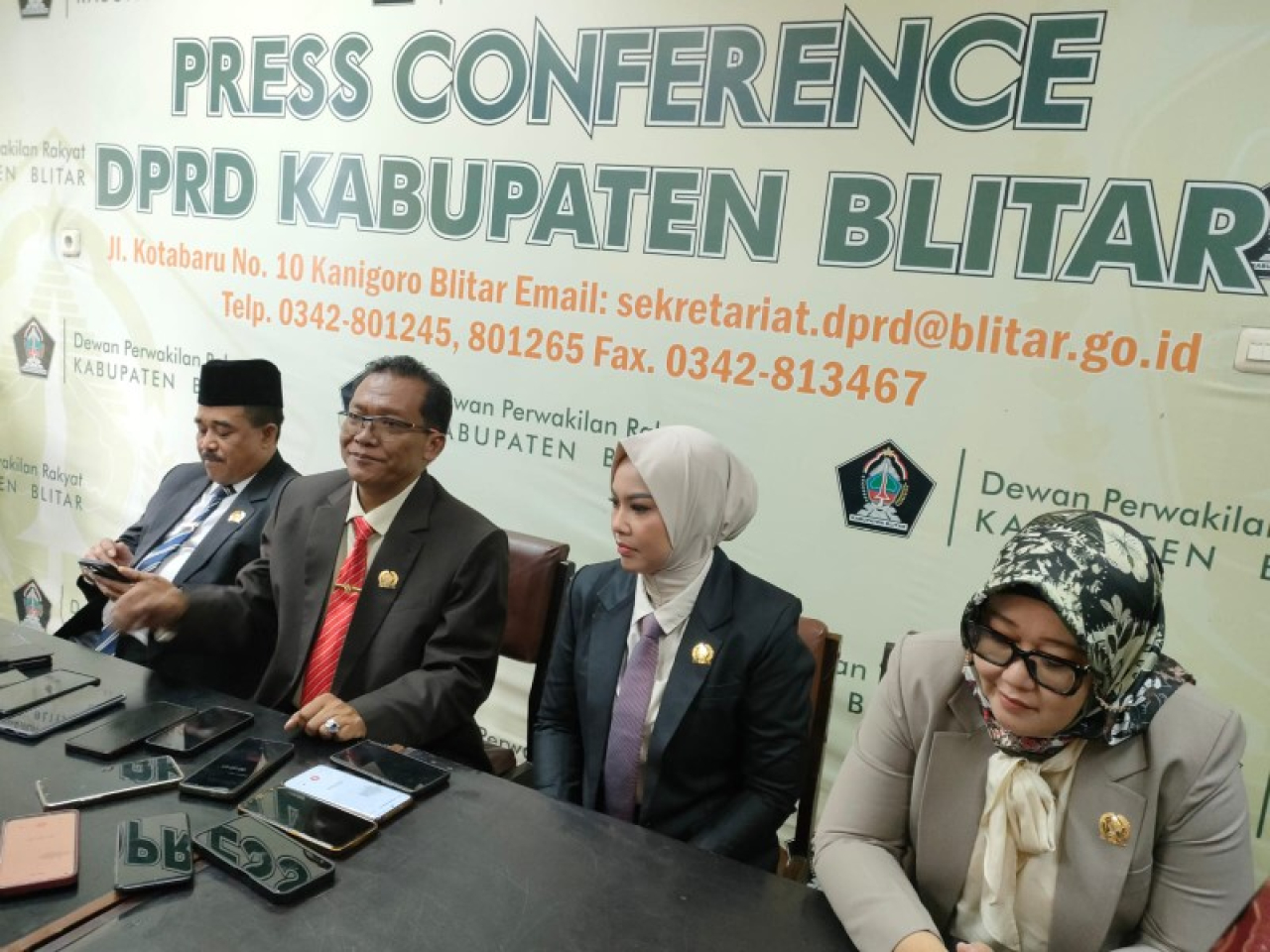 Ketua DPRD Kabupaten Blitar Supriadi saat menggelar konferensi pers. (ist)