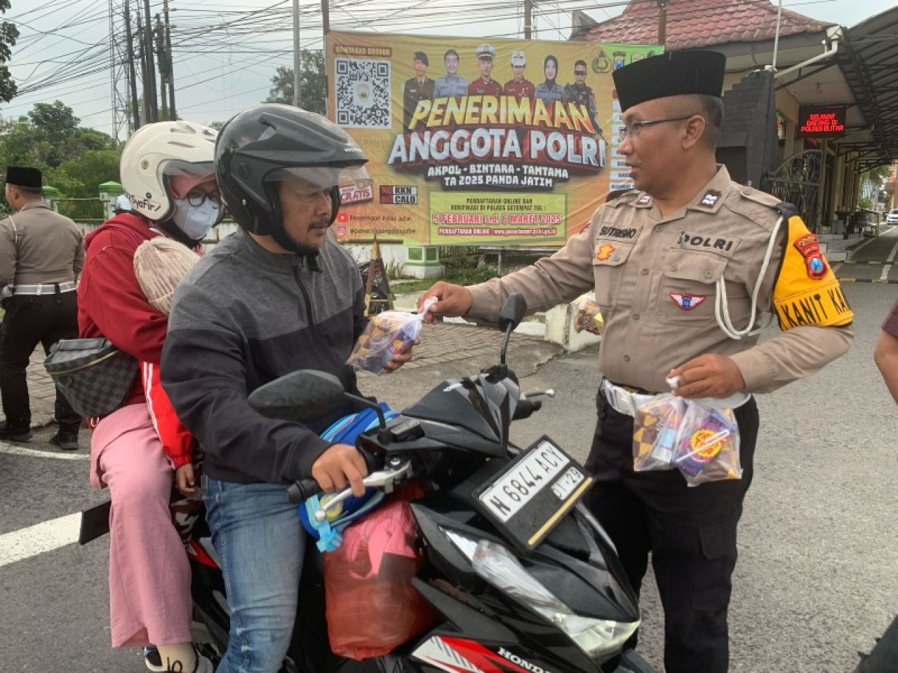 Satlantas Polres Blitar berbagi berkah Ramadhan bagi pengendara. (ist)