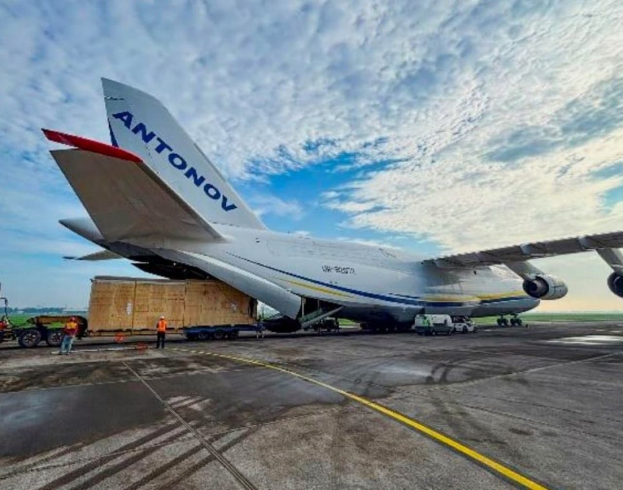 Pesawat Antonov menurunkan barang dari Jerman akan dikirim ke PT Freeportt. (ist)