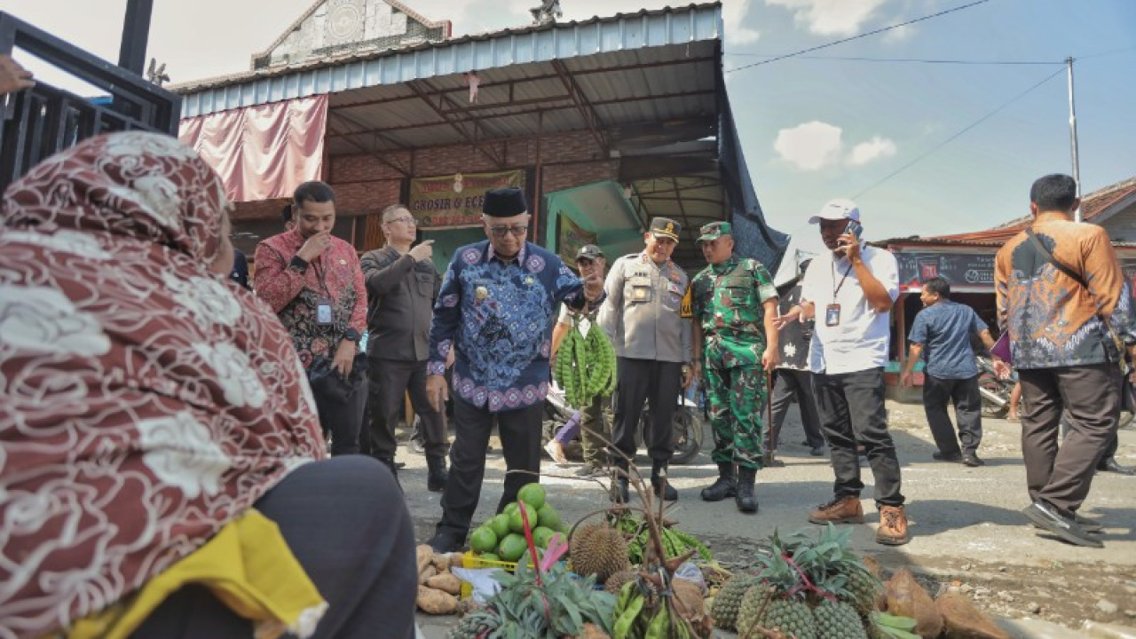 Kapolres Blitar Bersama Bupati dan Forkopimda Sidak Bahan Pokok di Pasar Wlingi. (ist)